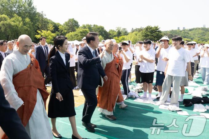 [사진] 참석자들 향해 인사하는 윤 대통령 부부
