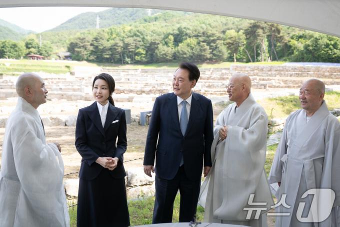 [사진] 회암사지 설명 듣는 윤 대통령 부부
