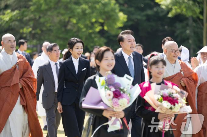 [사진] 양주 회암사지 찾은 윤 대통령 부부