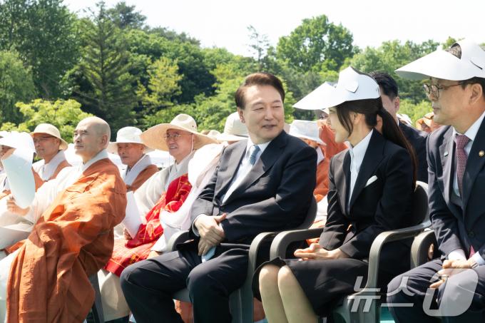 [사진] 김건희 여사와 대화하는 윤석열 대통령