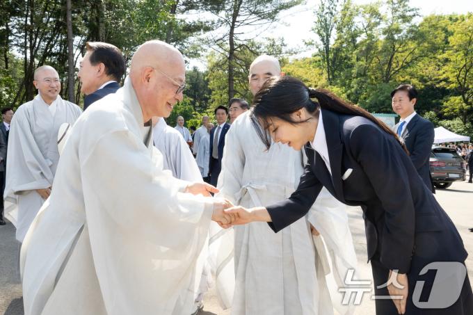 [사진] 진우스님과 악수하는 김건희 여사