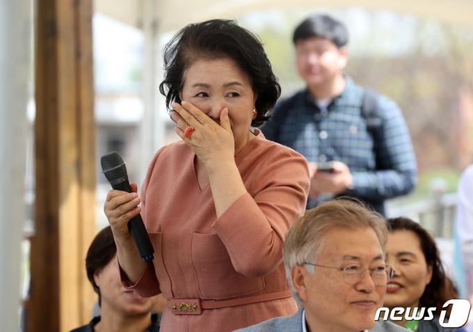문재인 전 대통령 부인 김정숙 여사가 16일 오전 경남 양산시 하북면 평산마을에서 열린 '구례 양정마을-양산 평산마을 자매결연' 1주년 기념식에서 인사말하기 위해 이동하고 있다. 두 마을은 앞서 지난해 8월 구례 양정마을에서 열린 '섬진강 수해 3주년 생명위령제' 행사에서 자매결연 협정을 체결했다. 2024.4.16/뉴스1 ⓒ News1 윤일지 기자