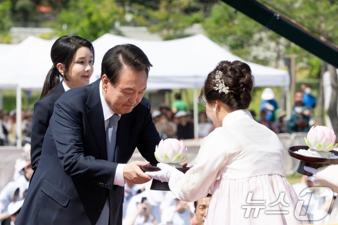 [사진] 김건희 여사와 공개 행사 나선 윤 대통령