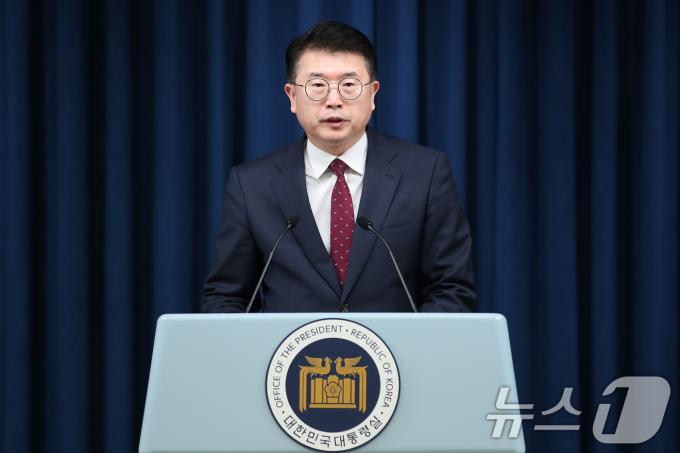 [사진] 브리핑하는 장상윤 사회수석
