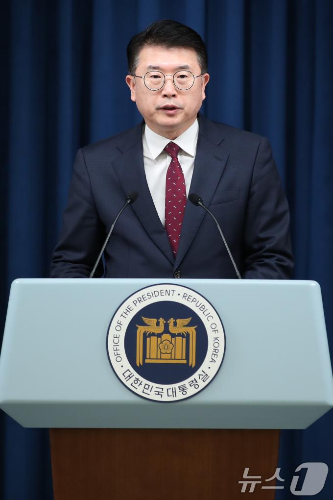 [사진] 브리핑하는 장상윤 사회수석