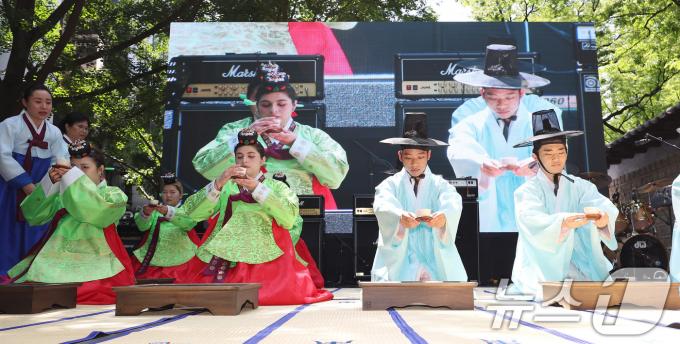 성년의 날을 하루 앞둔 19일 오후 서울 덕수궁 돌담길에서 열린 제52회 서울시 성년의 날 기념행사에서 청소년들이 전통성년례를 치르고 있다. 2024.5.19/뉴스1 ⓒ News1 김민지 기자