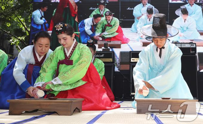 성년의 날을 하루 앞둔 19일 오후 서울 덕수궁 돌담길에서 열린 제52회 서울시 성년의 날 기념행사에서 청소년들이 전통성년례를 치르고 있다. 2024.5.19/뉴스1 ⓒ News1 김민지 기자