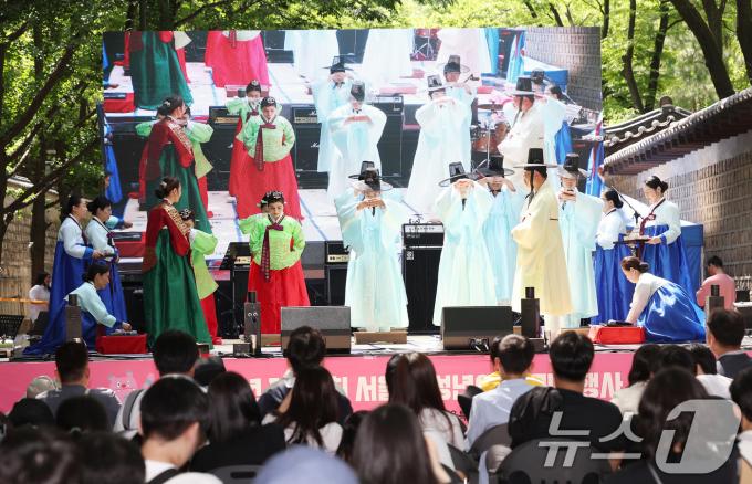 [뉴스1 PICK] '청소년에서 어엿한 성인으로'…덕수궁 돌담길 전통성년례
