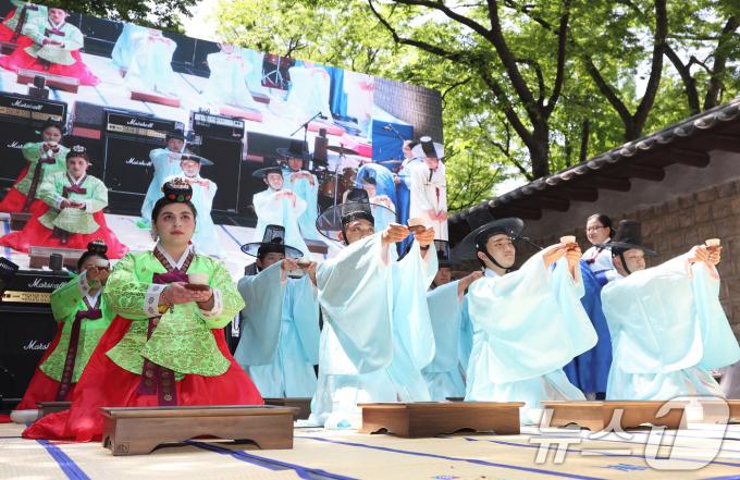 성년의 날을 하루 앞둔 19일 오후 서울 덕수궁 돌담길에서 열린 제52회 서울시 성년의 날 기념행사에서 청소년들이 전통성년례를 치르고 있다. 전통성년례란 관혼상제(冠婚喪祭)의 시작인 관(冠)에 해당하는 의식으로, 성년을 기념하는 자리다. 2024.5.19/뉴스1 ⓒ News1 김민지 기자