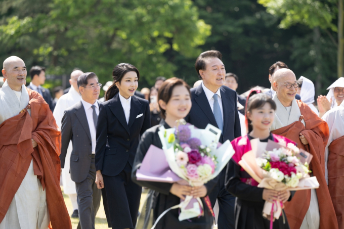 더불어민주당이 김건희 여사의 공개활동 재개와 서울중앙지검 간부 인사에 대해 비판의 목소리를 냈다. 사진은 윤석열 대통령과 김건희 여사가 19일 오전 경기 양주회암사지에서 열린 '회암사 사리 이운 기념 문화축제 및 삼대화상 다례재'에 참석한 모습. /사진=대통령실