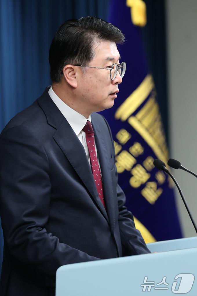 [사진] 브리핑하는 장상윤 사회수석