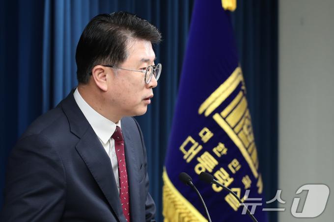 [사진] 브리핑하는 장상윤 사회수석