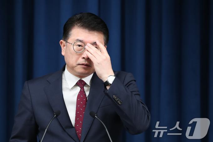 [사진] 안경 고쳐쓰는 장상윤 사회수석