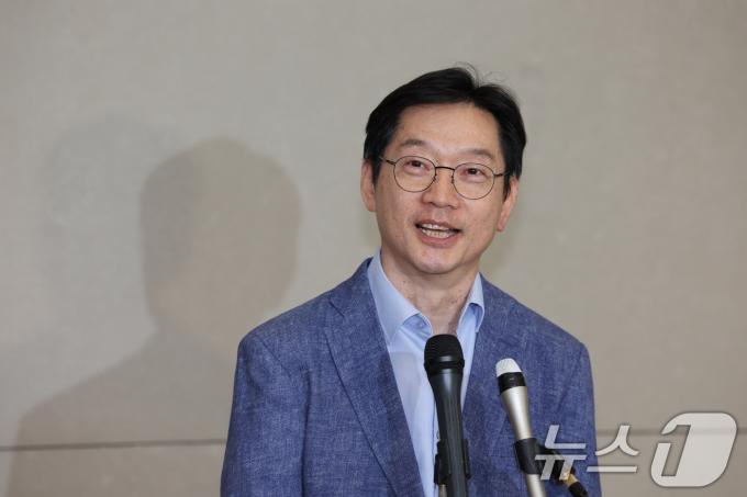 [사진] 김경수, 노무현 추도식 참석차 귀국