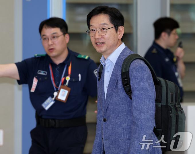 [사진] 김경수, 노무현 전 대통령 15주기 추도식 참석 위해 귀국