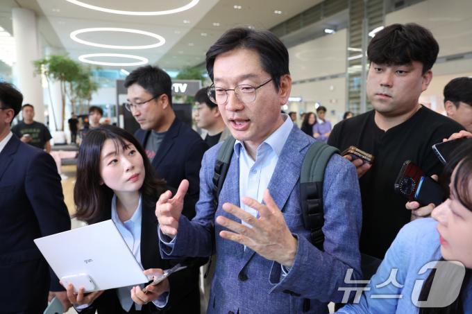 [사진] 취재진 질문 답변하는 김경수 전 지사