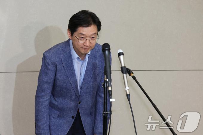 [사진] 인사하는 김경수