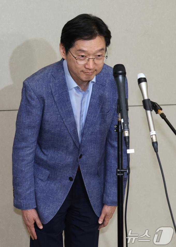 [사진] 인사하는 김경수 전 지사