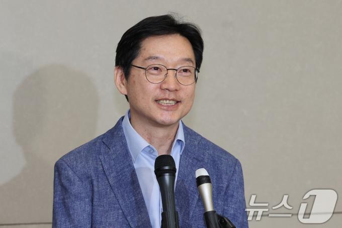 [사진] 임시 귀국한 김경수