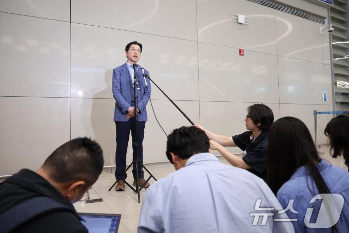 [사진] 김경수 전 지사에게 쏠린 눈길