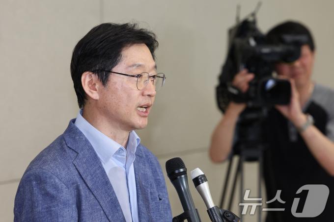 [사진] 노무현 전 대통령 추도식 위해 귀국한 김경수
