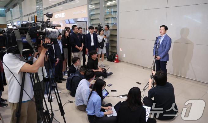 [사진] 일시 귀국한 김경수 전 지사