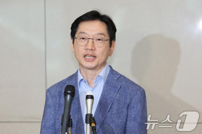 [사진] 김경수 지사 '노무현 추도식 참석차 귀국'