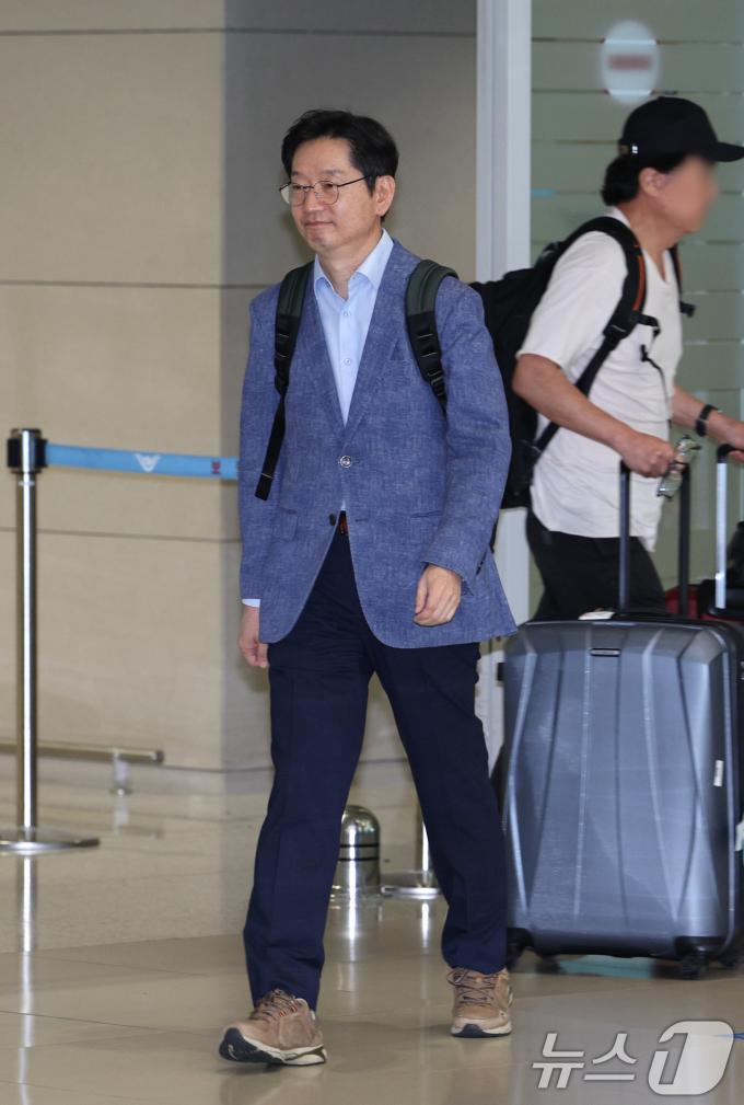 [사진] 영국에서 귀국하는 김경수 전 지사
