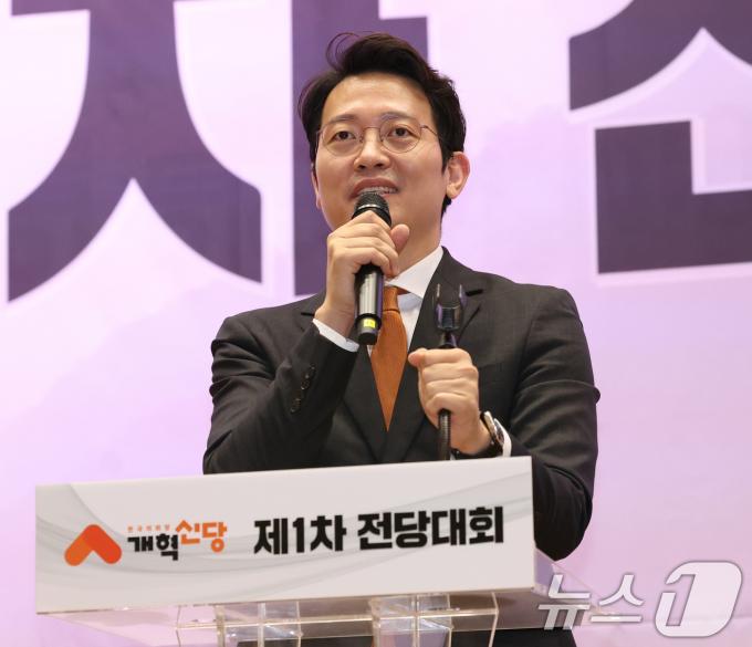 [사진] 인사말 하는 이기인 신임 최고위원