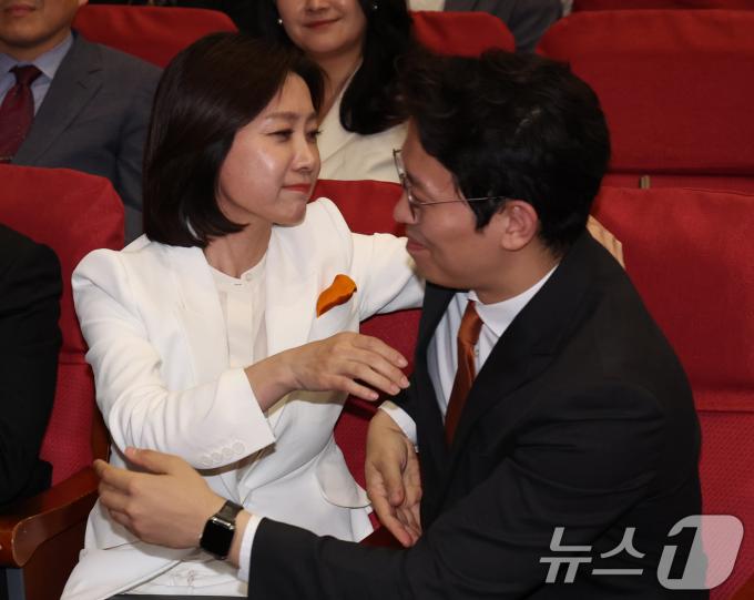 [사진] 이기인 후보와 인사 나누는 허은아 신임 대표