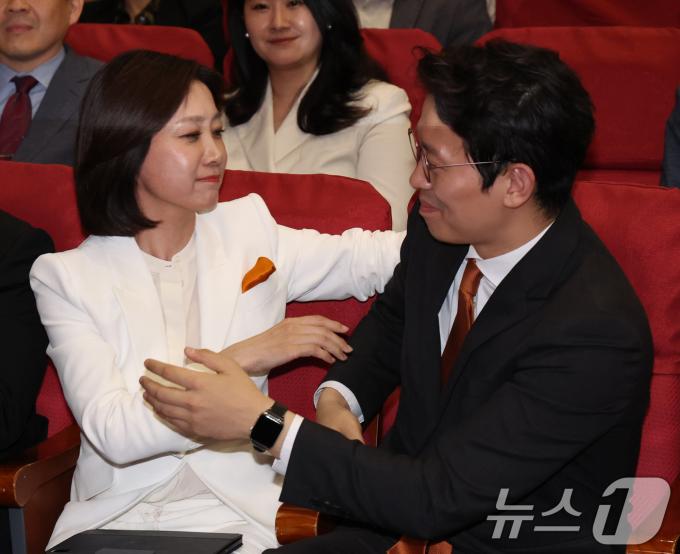 [사진] 이기인 후보와 인사 나누는 허은아 신임 대표