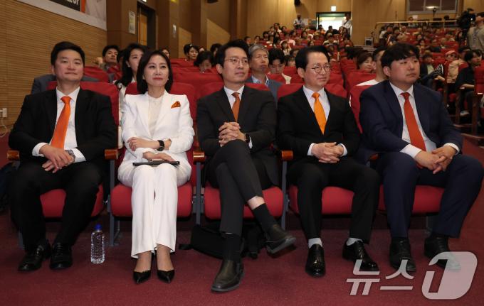 개혁신당 당 대표 후보자들이 9일 서울 여의도 국회 의원회관에서 열린 개혁신당 전당대회에 참석하고 있다. 조대원(왼쪽부터), 허은아, 이기인, 천강정, 전성균 후보자. 2024.5.19/뉴스1 ⓒ News1 송원영 기자