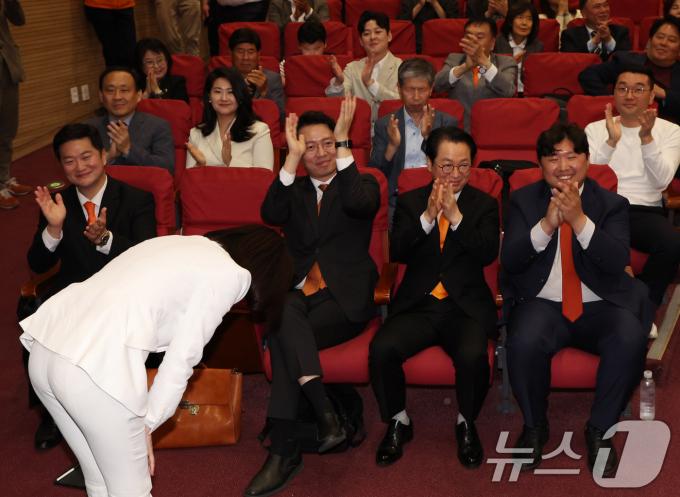 [사진] 인사 하는 허은아 신임 대표