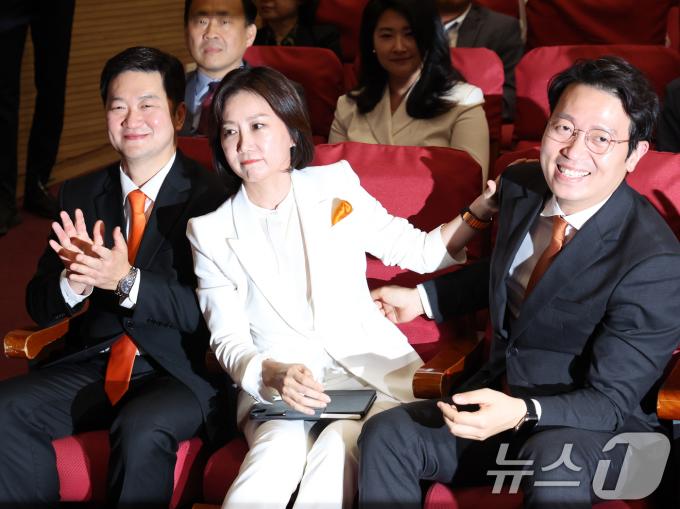 [사진] 이기인 후보와 인사 나누는 허은아 신임 대표