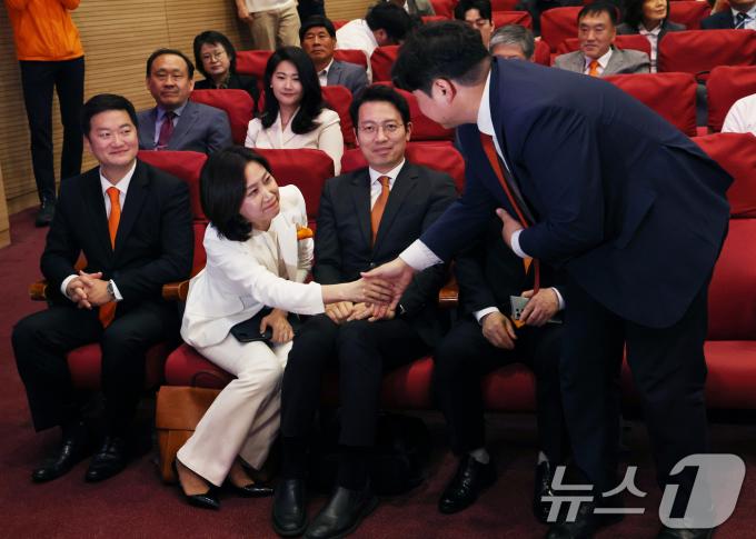 [사진] 신임 최고위원들과 인사 나누는 허은아