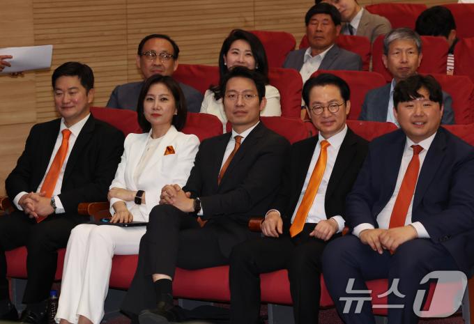 개혁신당 당 대표 후보자들이 9일 서울 여의도 국회 의원회관에서 열린 개혁신당 전당대회에 참석하고 있다. 조대원(왼쪽부터), 허은아, 이기인, 천강정, 전성균 후보자. 2024.5.19/뉴스1 ⓒ News1 송원영 기자