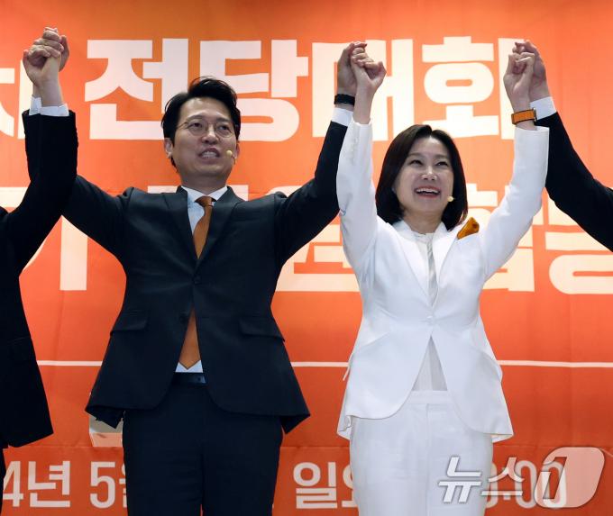 19일 서울 여의도 국회 의원회관에서 열린 개혁신당 제1차 전당대회 서울·경기·인천·강원 합동연설회에서 이기인, 허은아 후보가 포즈를 취하고 있다. 2024.5.19/뉴스1 ⓒ News1 송원영 기자