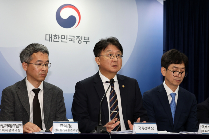 정부가 KC 미인증 해외 제품 직구 전면 금지는 사실이 아니라고 해명했다. 이정원 국무조정실 국무2차장이 19일 오후 서울 종로구 정부서울청사에서 해외직구 대책 관련 추가 브리핑을 하고 있다. /사진=뉴스1