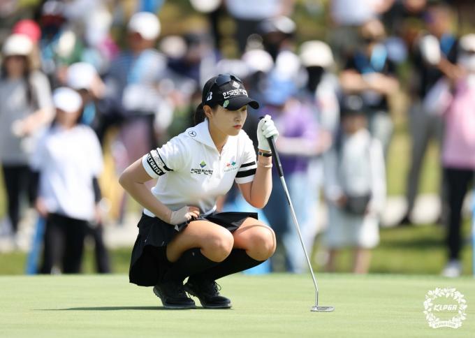박현경이 19일 열린 KLPGA투어 두산 매치플레이 결승에서 5번홀 그린을 살피고 있다. (KLPGA 제공)