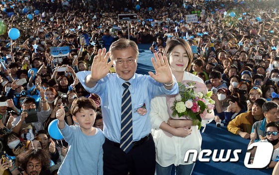 문재인 더불어민주당 대선후보가 2017년 5월 8일 오후 서울 광화문광장에서 진행된 제19대 대통령 선거 마지막 유세에서 딸 문다혜 씨와 손자로부터 카네이션을 선물받고 기념촬영을 하고 있다. 2017.5.8/뉴스1 ⓒ News1 허경 기자