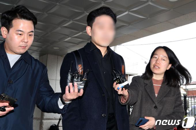온라인 커뮤니티 '메디스태프' 대표 기 모 씨가 25일 오후 집단행동에 불참한 전공의 명단인 '전공의 블랙리스트'가 온라인에 올라온 것과 관련한 조사를 받기 위해 서울경찰청 사이버범죄수사대에 출석하고 있다. 2024.3.25/뉴스1 ⓒ News1 이광호 기자