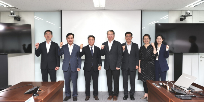 이승우 남부발전 사장(왼쪽 세번째)이 ‘제8차 KOSPO 탄소중립녹색성장위원회’ 참석자들과 기념촬영을 하고 있다./사진=남부발전 