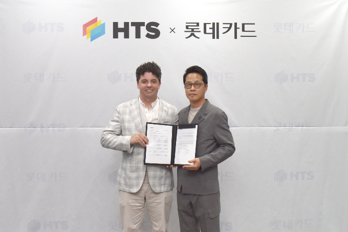 롯데카드가 17일 서울 종로구 롯데카드 본사에서 글로벌 여행 어플리케이션 Hopper 운영사 HTS와 업무협약을 체결했다. 사진은 다코타 스미스 HTS 대표이사(왼쪽)와 조좌진 롯데카드 대표이사(오른쪽)./사진=롯데카드