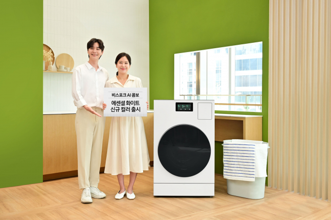 삼성전자 모델이 '비스포크 AI 콤보' 신규 색상 제품을 소개하고 있다. / 사진=삼성전자