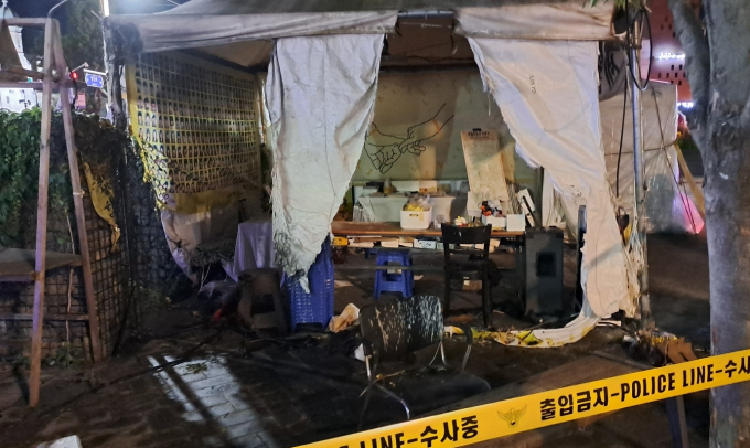  지난 19일 저녁 8시30분쯤 전북 전주시 풍남문 광장에 위치한 세월호 분향소에서 화재가 발생해 10여분 만에 자체 진화됐다. /사진=뉴스1(전북자치도소방본부 제공)