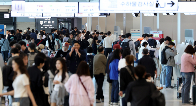 서울 강서구 김포공항 국내선 발권창구 앞이 여행객들로 붐비고 있다/사진=뉴시스