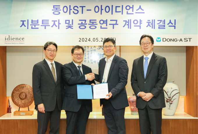 동아ST-아이디언스 전략적 지분투자·공동개발 계약 체결식에서 일동제약 최고경영책임자 이재준 사장(왼쪽부터), 아이디언스 대표이사 이원식 사장, 동아에스티 R&D총괄 박재홍 사장, 동아에스티 대표이사 김민영 사장이 기념사진을 촬영하고 있다.  /사진=동아ST