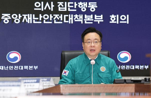 정부 "진로 중대한 영향"… 전공의에 복귀 '통첩'