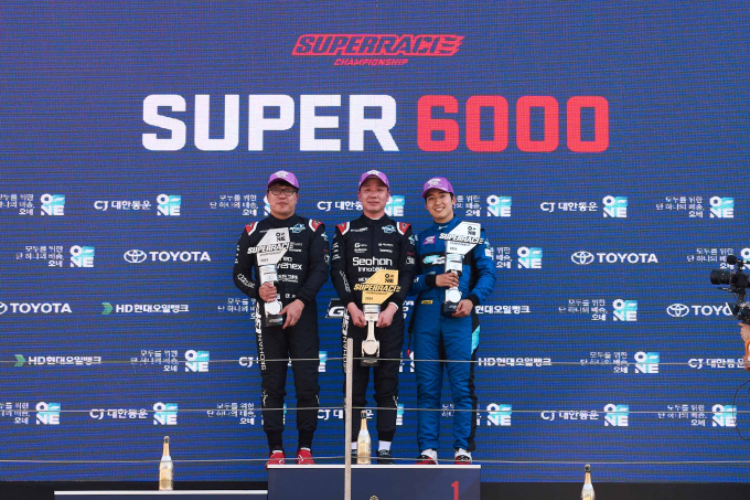 1위 서한GP의 장현진 선수(가운데)와 2위 오네레이싱의 이정우 선수(오른쪽)가 슈퍼레이스 챔피언십 '슈퍼 6000' 3라운드 경기 후 포디움에 올라 기념 촬영을 하고 있다./사진=넥센타이어