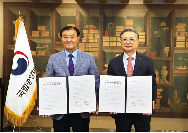  강창희(왼쪽) 충청권 하계세계대학 경기대회 조직위원장과 이한준 LH 사장이 선수촌 조성 기본협약을 체결했다. /사진=LH